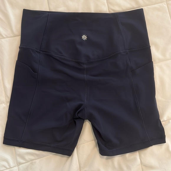 Athleta Pants - Athleta salutation stash 7in short